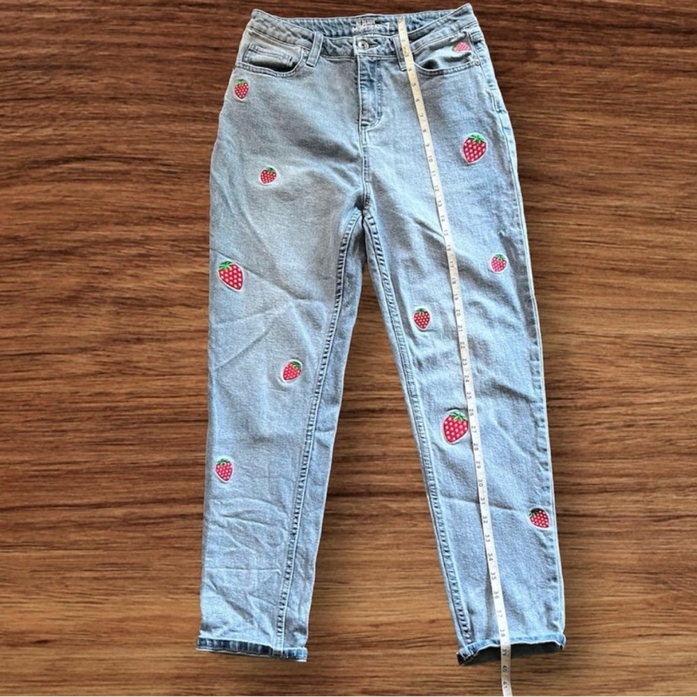 Hot Topic Strawberry Embroidered Mom Jean Size 7 - Picture 6 of 8